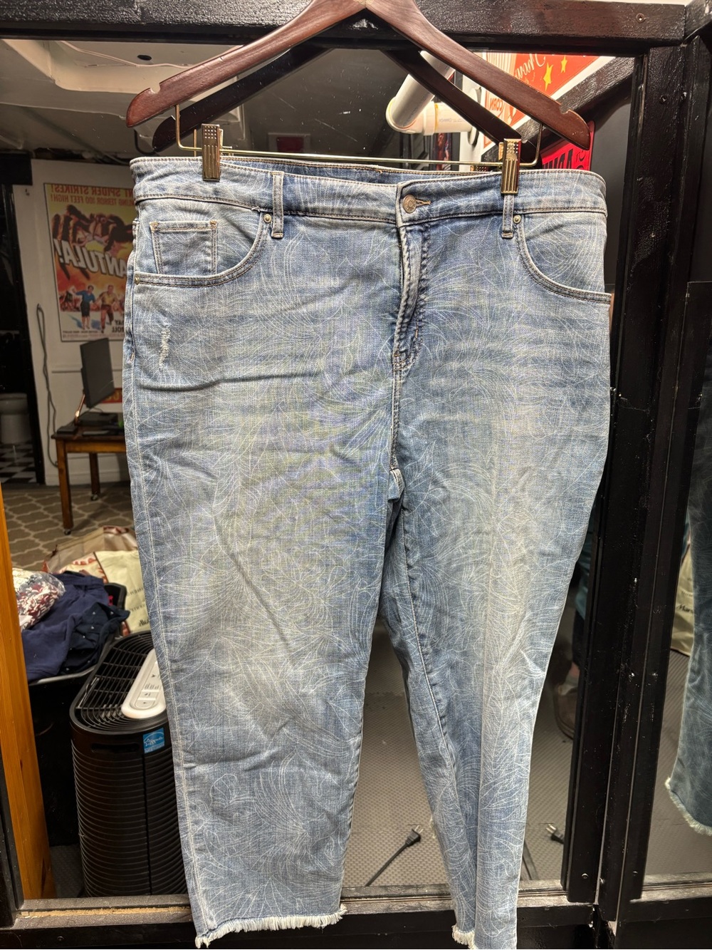 Chico's Light Wash Cropped Ankle Jeans
